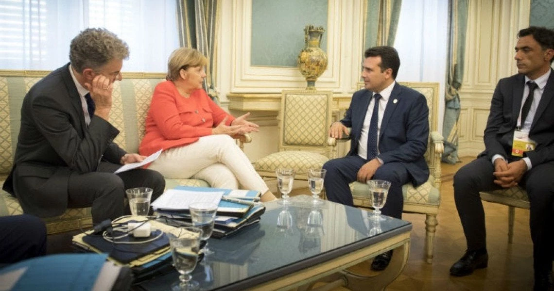 Τι γυρεύει η… αλεπού στο παζάρι; – Στα Σκόπια η Μέρκελ ενόψει δημοψηφίσματος